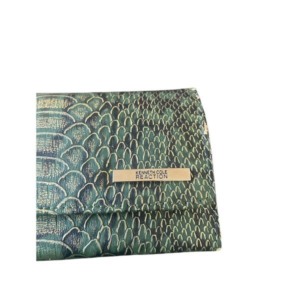 NWT Kenneth Cole Reaction Snake Print Elongated Clutch Green/ Black / Coin Purse - Picture 2 of 10